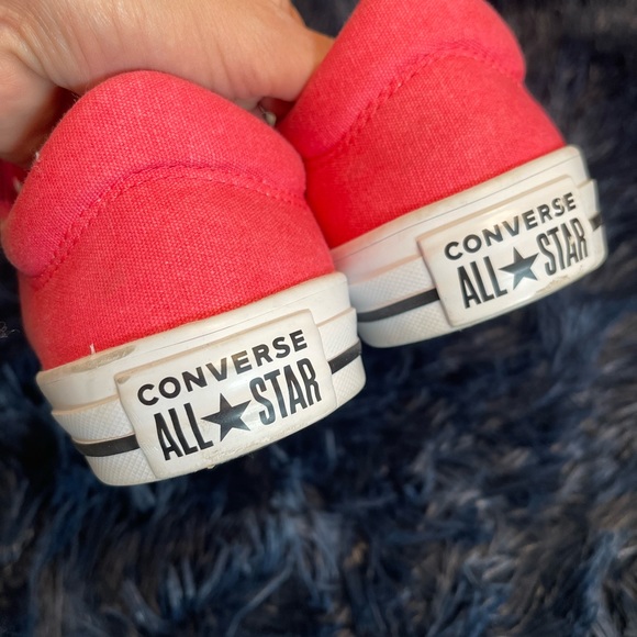 Converse Bright pink - barely used. - Picture 1 of 6